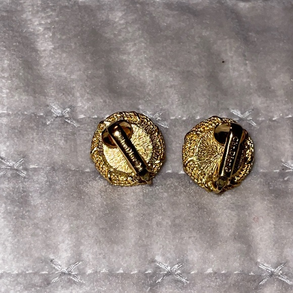 Christian Dior clip on earrings excellent condition Pearl has a iridescent color - Picture 5 of 9